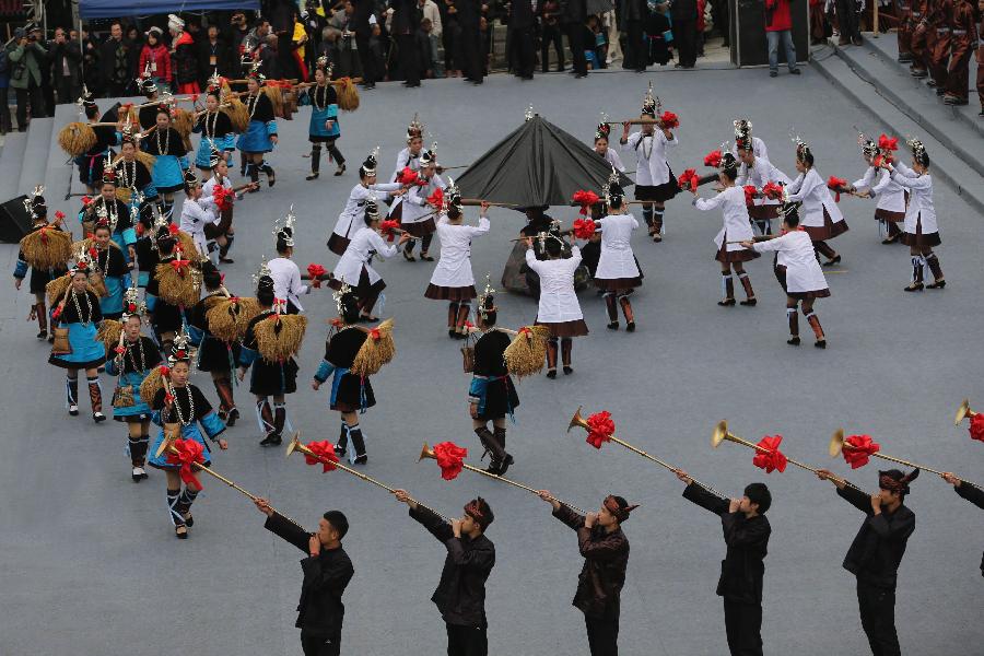 Des personnes célèbrent, le 18 décembre, la fête du Sama dans le village Sanbao du district Rongjiang du Guizhou en Chine. (Xinhua/Peng Nian)