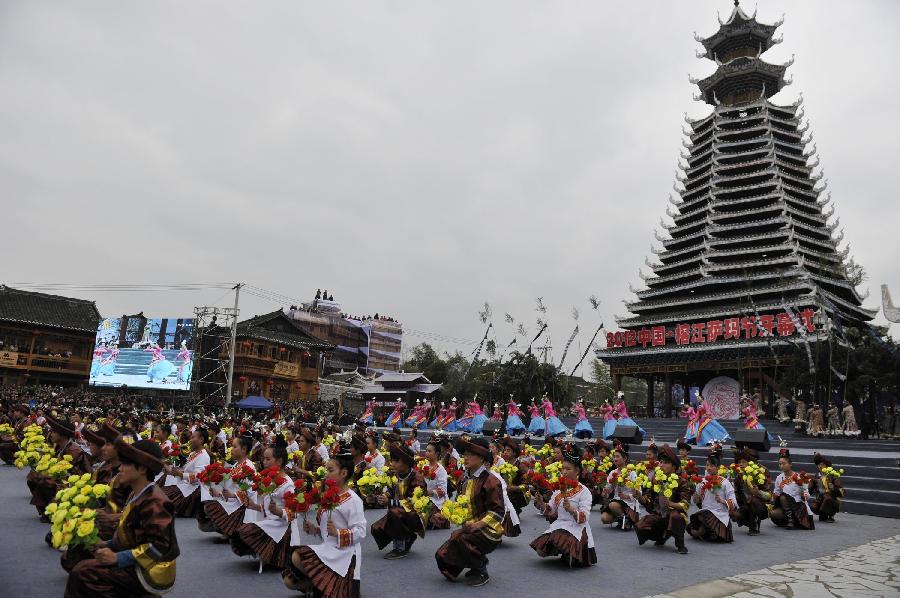 Des habitants de l'ethnie Dong dansent lors de la cérémonie d'ouverture de la fête du Sama qui se déroule le 18 décembre dans le district Rongjiang du Guizhou en Chine. (Xinhua/Ou Dongqu)