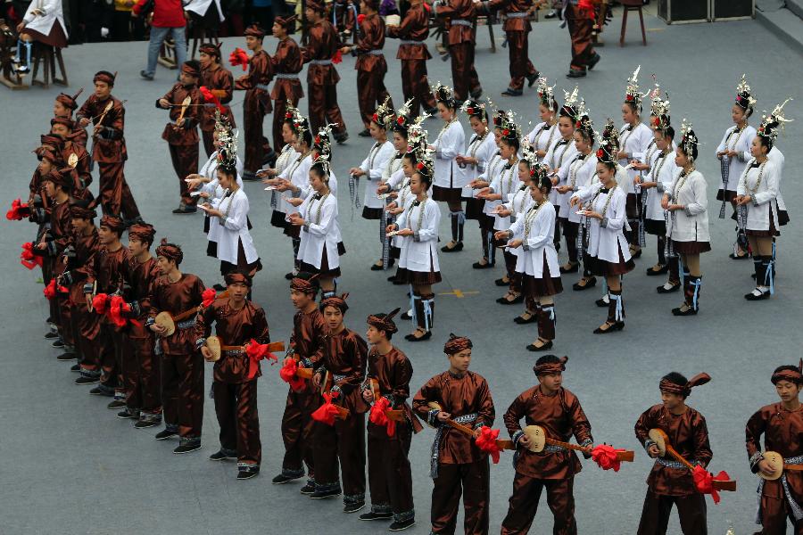 Des personnes célèbrent, le 18 décembre, la fête du Sama dans le village Sanbao du district Rongjiang du Guizhou en Chine. (Xinhua/Peng Nian)