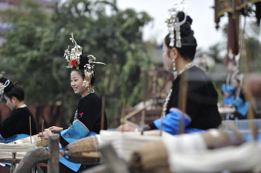 Le 18 décembre dans le district Rongjiang du Guizhou en Chine, des femmes de l'ethnie Dong présentent un spectacle lors de la cérémonie d'ouverture de la fête du Sama. (Xinhua/Ou Dongqu)