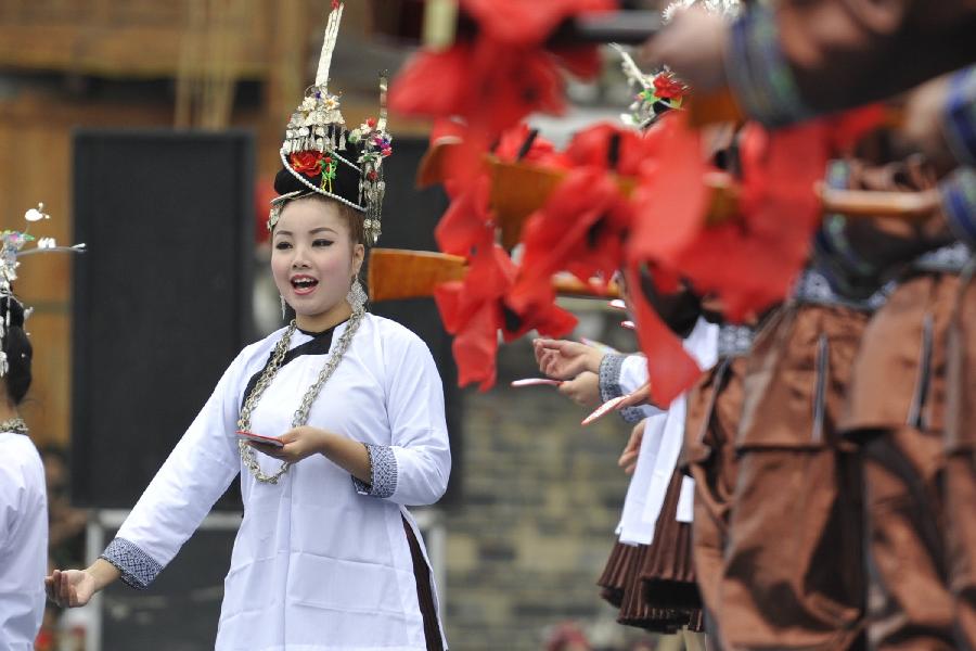 Une femme de l'ethnie Dong chante lors de la cérémonie d'ouverture de la fête du Sama, le 18 décembre 2012, dans le district Rongjiang du Guizhou en Chine. (Xinhua/Ou Dongqu)