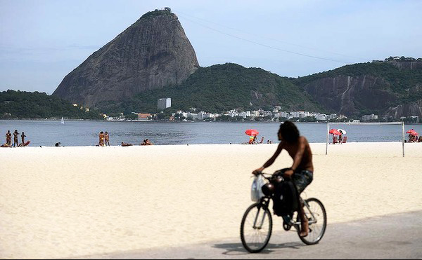 Ambiance « sexy » sur la plage à Rio en plein été austral (17)