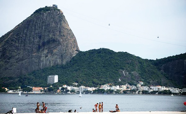 Ambiance « sexy » sur la plage à Rio en plein été austral (13)