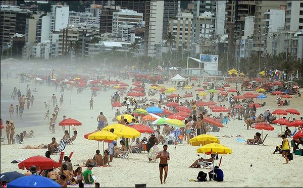 Ambiance « sexy » sur la plage à Rio en plein été austral (9)
