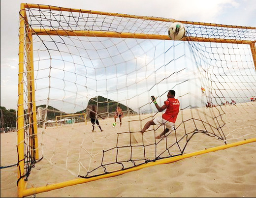 Ambiance « sexy » sur la plage à Rio en plein été austral (4)