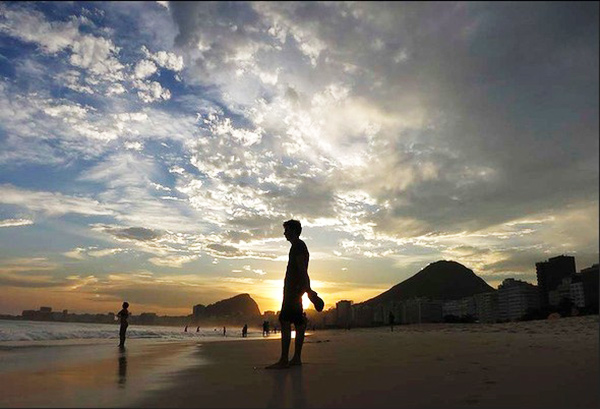 Ambiance « sexy » sur la plage à Rio en plein été austral (3)