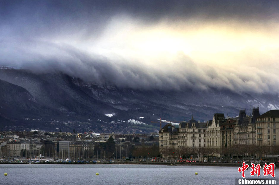 Encore un signe de la fin du monde ? Un « Tsunami » de nuages sur Genève