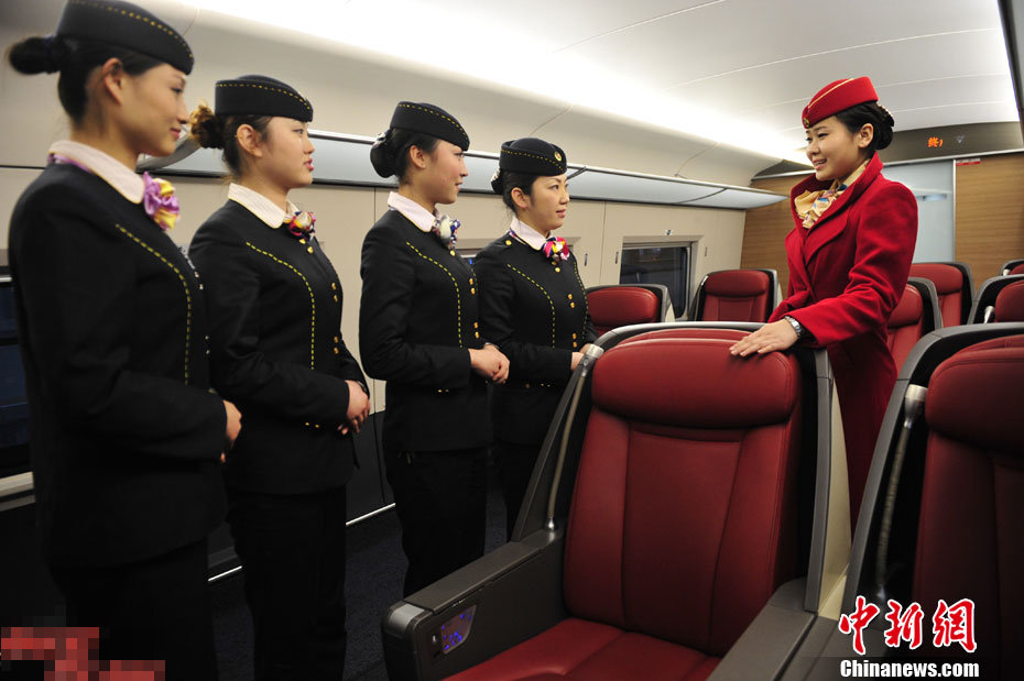 En images : Des hôtesses à bord du TGV Beijing – Guangzhou (4)