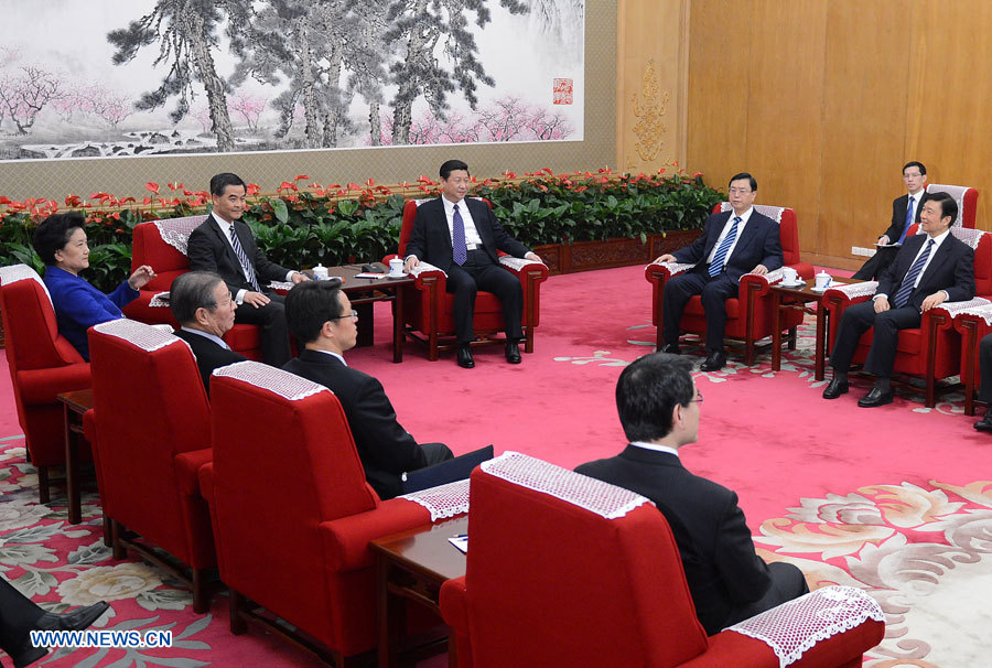 Xi Jinping rencontre le chef de l'exécutif de Hong Kong CY Leung (2)