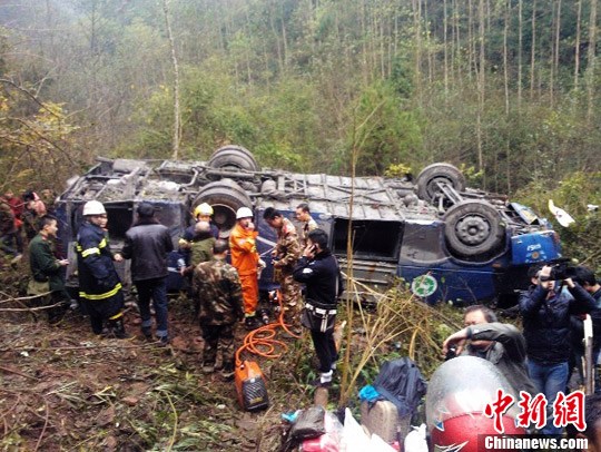 Chine : 5 morts et 27 blessés suite à la chute d'un autobus dans un ravin  (4)