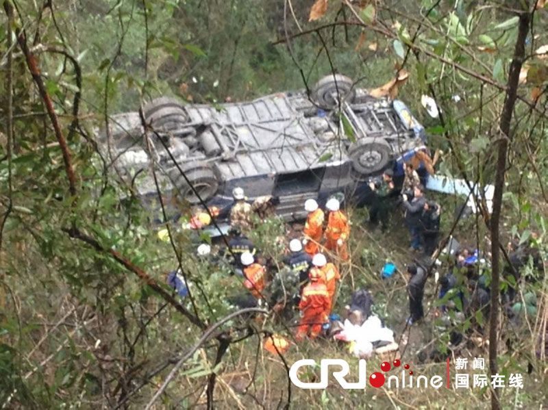 Chine : 5 morts et 27 blessés suite à la chute d'un autobus dans un ravin 