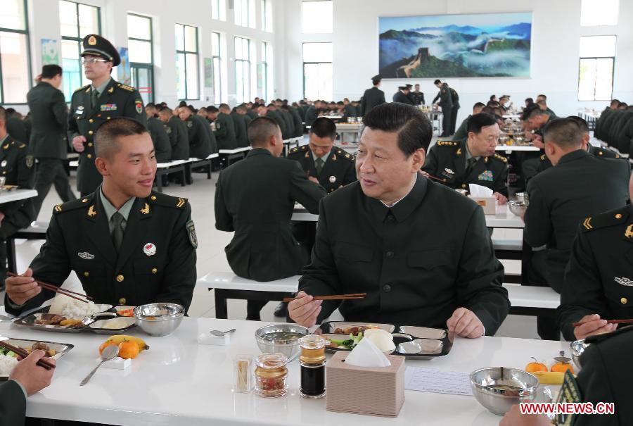 Photo d'archive prise en décembre 2012 montrant Xi Jinping prenant un déjeuner avec des soldats lors de son inspection dans la région militaire de Guangzhou dans le sud de la Chine.