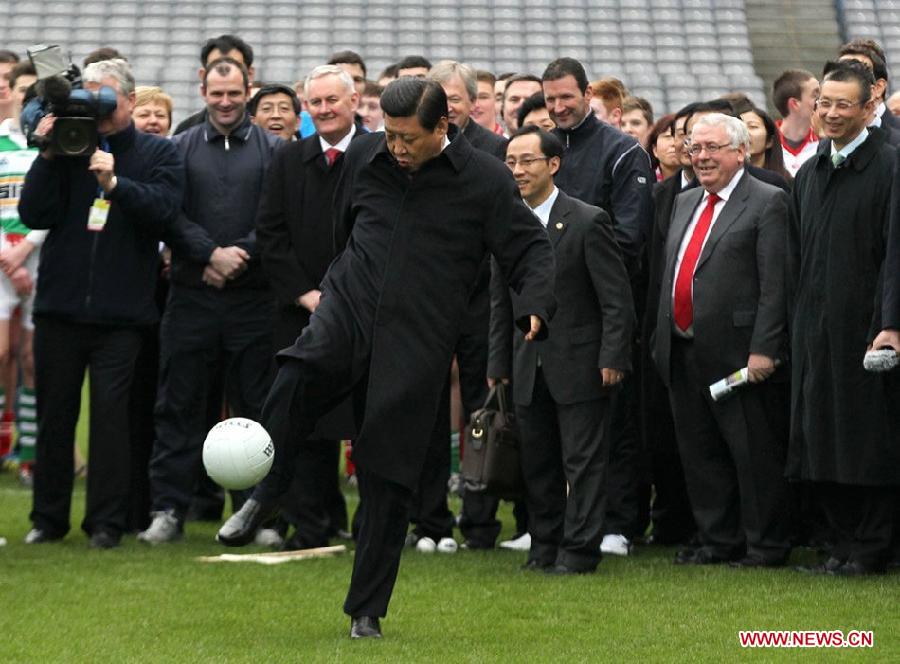 Photo prise en février 2012 montrant Xi Jinping donnant le coup d'envoi lors de sa visite au siège de l'Association athlétique gaélique (GAA), en Irlande.