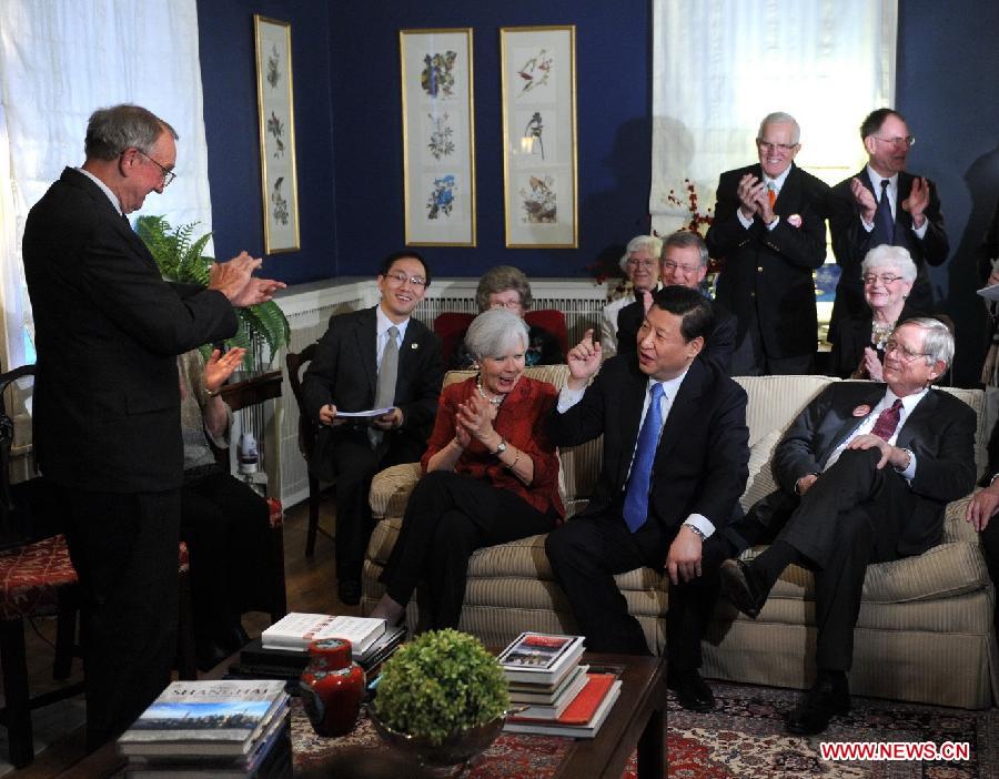 Photo d'archive prise en février 2012 montrant Xi Jinping (2e à droite au premier plan) et ses vieux amis américains d'il y a 27 ans, lors d'un thé chez un ami durant sa visite dans l'Etat de l'Iowa aux Etats-Unis.
