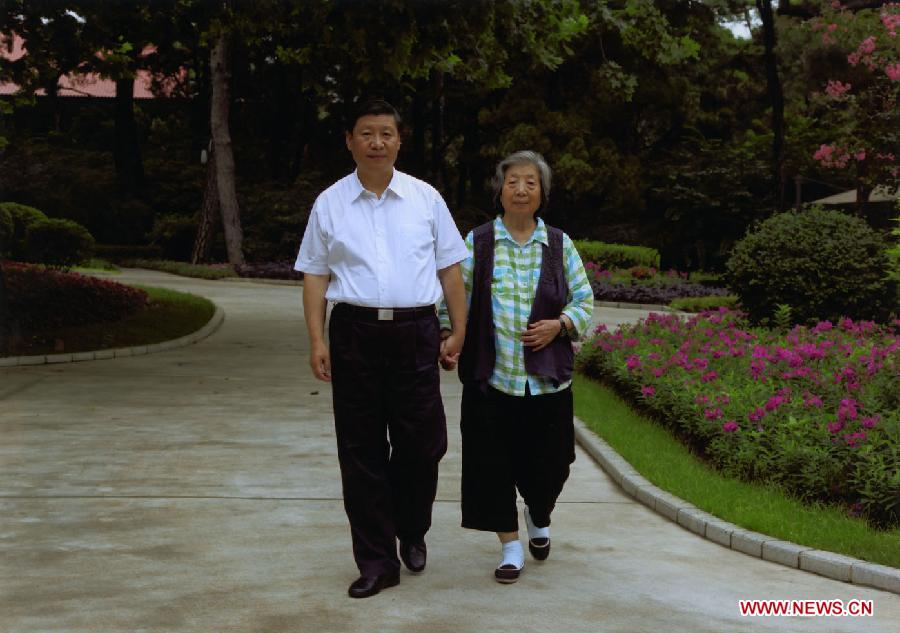 Photo d'archive montrant Xi Jinping (à gauche) accompagnant sa mère Qi Xin pour une promenade.