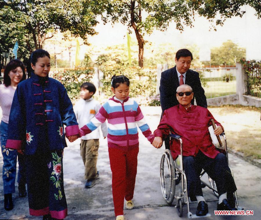 Photo d'archive montrant Xi Jinping (à droite au dernier plan) et son père Xi Zhongxun (à droite au premier plan), son épouse (à gauche au premier plan et sa fille (au centre au premier plan).