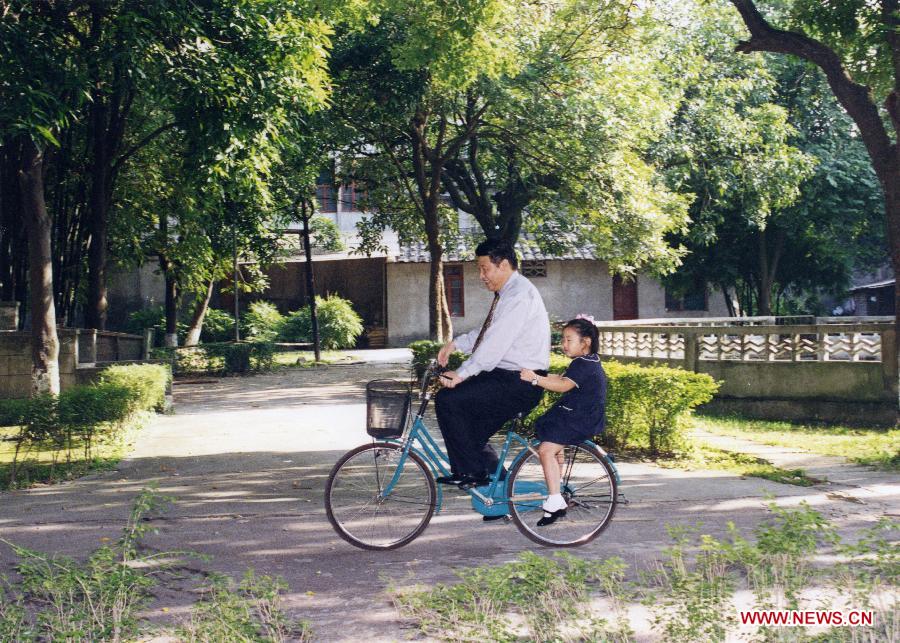 Photo d'archive montrant Xi Jinping portant sa fille sur sa bicyclette à Fuzhou, capitale de la province du Fujian (sud-est), en Chine.