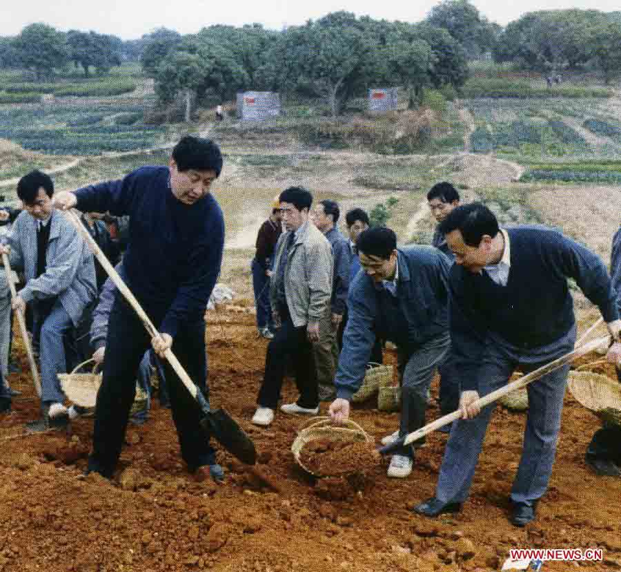 Photo d'archive prise en décembre 1995 montrant Xi Jinping (1er à gauche au premier plan), alors qu'il était secrétaire adjoint du Comité du Parti communiste chinois (PCC) pour la province du Fujian et secrétaire du Comité du PCC pour la municipalité de Fuzhou, participent aux travaux de renforcement de la digue en aval de la rivière Minjiang dans le district de Minhou de la province du Fujian (sud-est), en Chine.