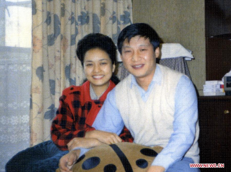 Photo d'archive prise en septembre 1989 montrant Xi Jinping et son épouse Peng Liyuan.