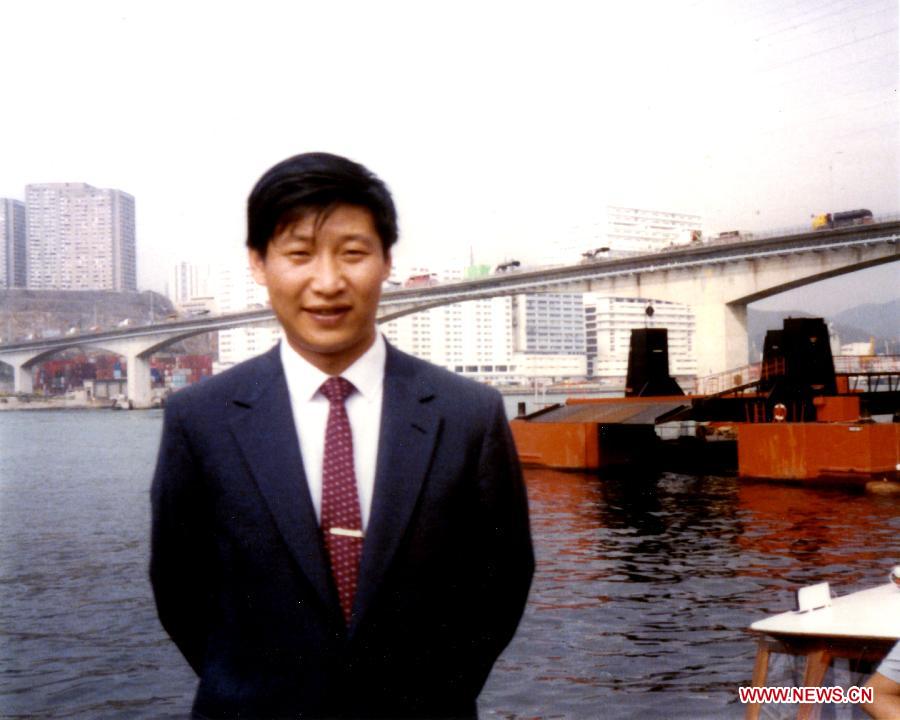 Photo d'archive montrant Xi Jinping, alors qu'il était vice-maire de la ville de Xiamen, dans la province chinoise du Fujian (sud-est), lors d'une visite à l'étranger.