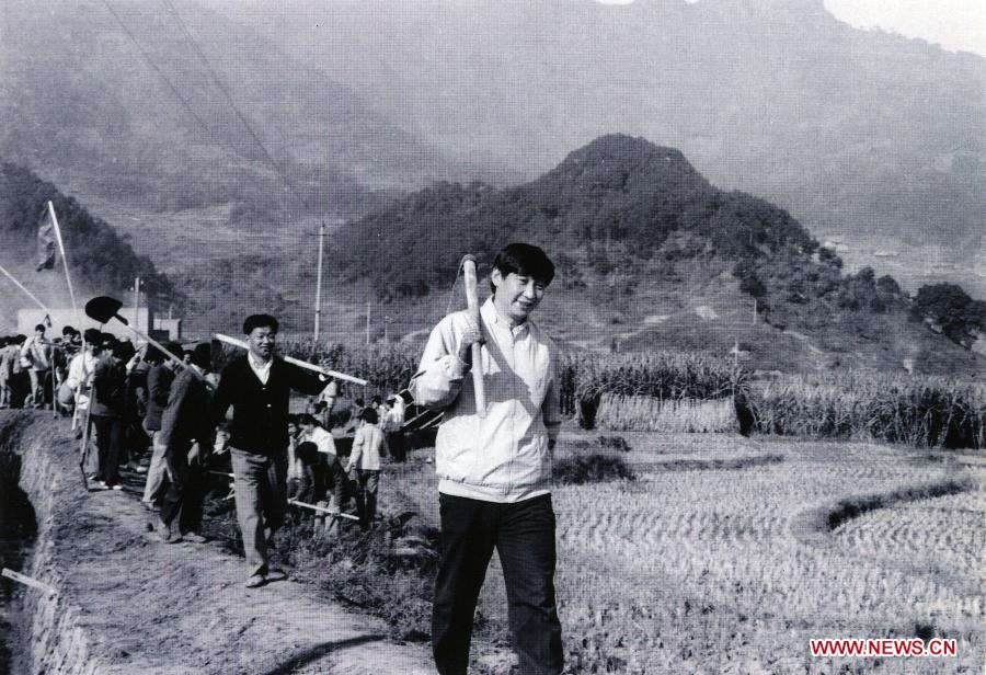 Photo d'archive prise en 1988 montrant Xi Jinping (1er à droite), alors qu'il était secrétaire du Comité du Parti communiste chinois (PCC) pour la municipalité de Ningde, travaillant avec des habitants locaux lorsqu'il faisait des enquêtes et des recherches à la campagne, dans la province du Fujian (sud-est), en Chine.