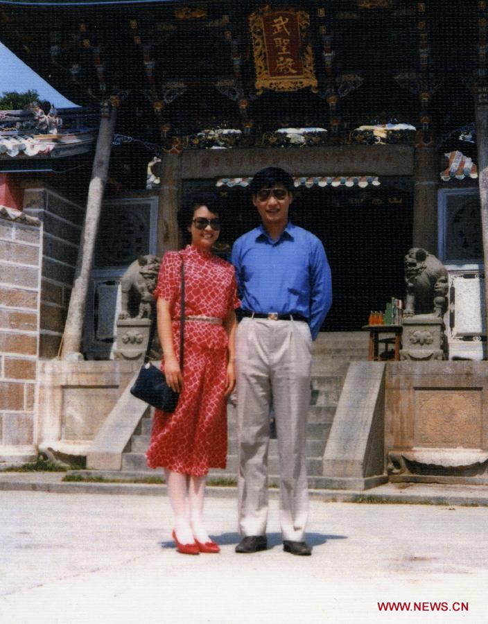 Photo d'archive prise en août 1987 montrant Xi Jinping et son épouse Peng Liyuan sur l'île Dongshan dans la province du Fujian (sud-est), en Chine.