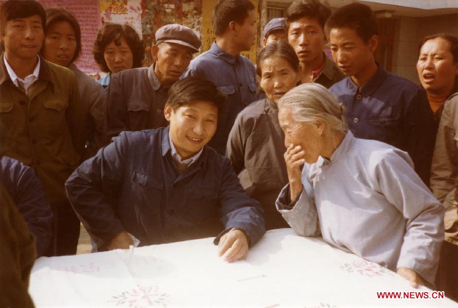 Photo d'archive prise en 1983 montrant Xi Jinping (à gauche, au 1er plan), alors qu'il était secrétaire du Comité du Parti communiste chinois (PCC) pour le district du Zhengding, écoutant l'opinion des villageois dans le district de Zhengding, dans la province du Hebei (nord).
