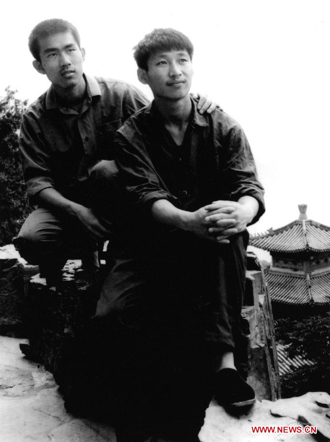 Photo prise en 1977 montrant Xi Jinping (à droite), lors de ses études universitaires.