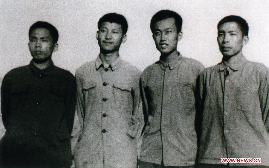Photo d'archive montrant Xi Jinping (2e à gauche) dans le district de Yanchuan de la province du Shaanxi (nord-ouest), durant la période où il avait été envoyé à la campagne pour y être rééduqué.