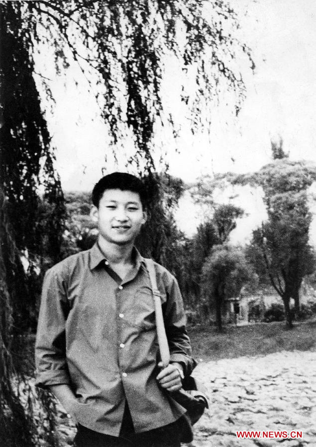 Photo d'archive montrant Xi Jinping, lorsqu'il est retourné à Beijing pour rendre visite à sa famille en 1972, durant la période où il avait été envoyé à la campagne "pour y être rééduqué".