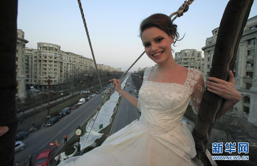 Le 20 mars, à Bucarest en Roumanie, une mannequin pose dans une montgolfière, vêtue d'une robe de mariée avec une traîne de 2750 mètres. Elle bat ainsi l'ancien record du monde établi à 2488 mètres.