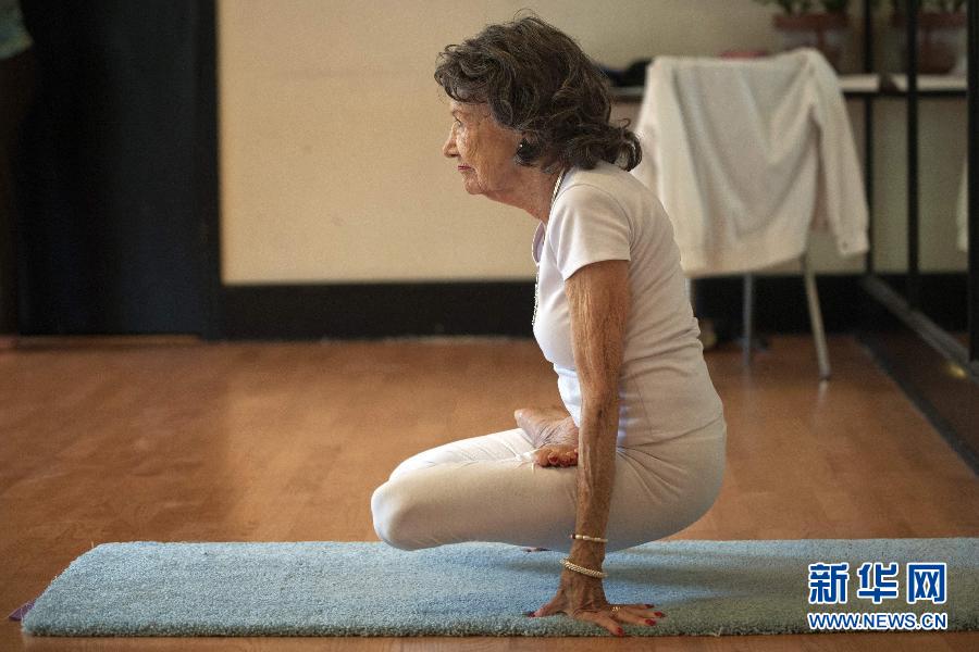 A l'âge de 93 ans, Lynch figure dans le livre Guinness au titre d'enseignante de Yoga la plus vieille du monde.