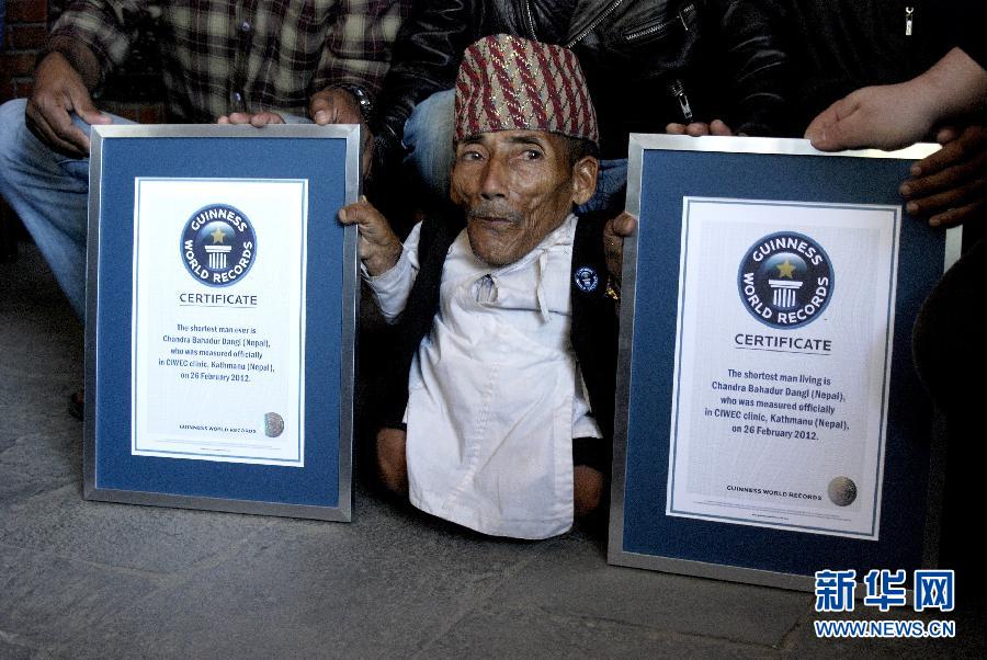 Le 26 février à Katmandou au Népal, Chandra Bahadur Dangi, âgé de 72 ans et haut de seulement 56,4 mètres, s'est fait prendre en photo avec son attestation de recordman du monde.