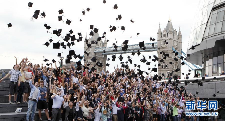 Le 30 mai, sur les quais de la Tamise, 295 étudiants venus de plus de 100 pays et régions du monde ont lancé en même temps leur chapeau de bachelier dans les airs. Ils ont ainsi créé un nouveau record du monde Guinness.