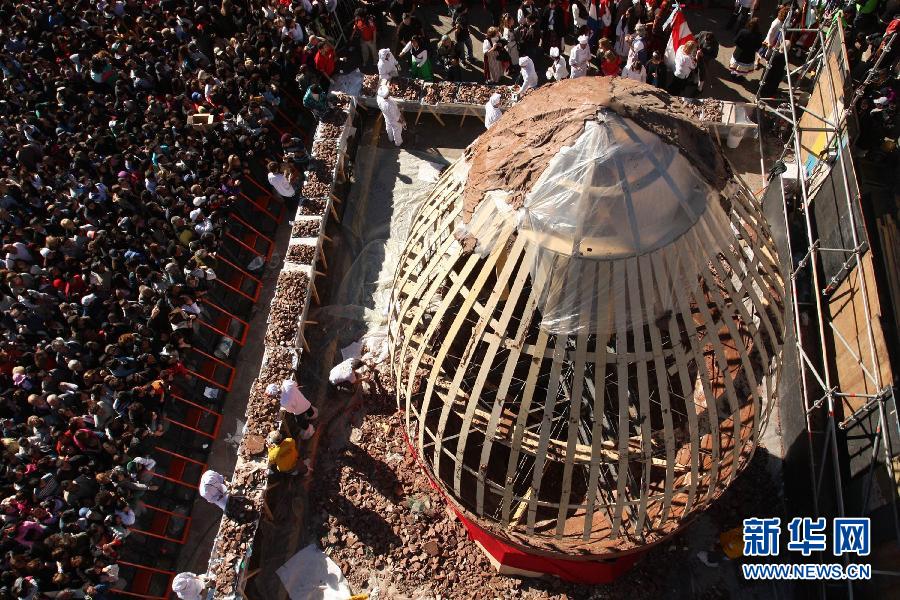 Le 8 avril à San Carlos de Bariloche en Argentine, les chefs chocolatiers ont partagé un œuf de Pâques géant de 8 mètres de haut avec le public.