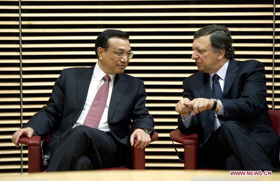 Photo d'archive prise le 3 mai 2012 montrant Li Keqiang (à gauche) et José Manuel Barroso, président de la Commission européenne, lors d'une conférence de l'énergie de haut niveau Chine-Europe à Bruxelles, en Belgique.