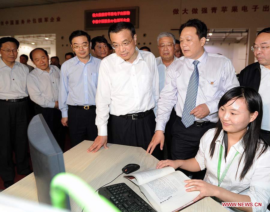 Photo d'archive prise le 10 octobre 2011 montrant Li Keqiang lors de sa visite dans un centre de traitement de données à Changsha, capitale de la province centrale du Hunan, en Chine. 