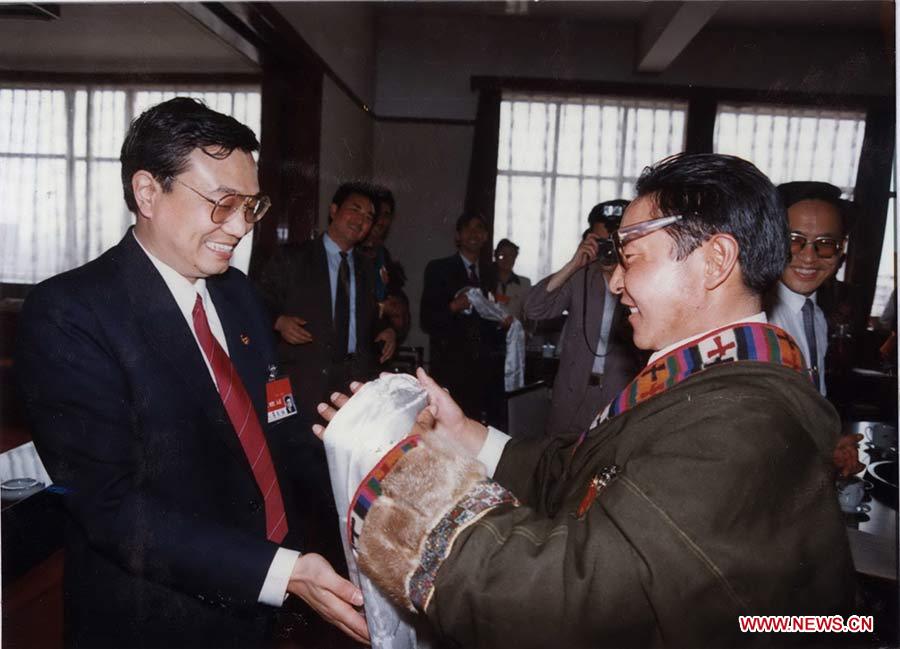 Photo d'archive prise le 2 mai 1993 montrant Li Keqiang ( à gauche) rendant visite aux délégués du 13e Congrès national de la Ligue de la Jeunesse communiste à leur résidence.