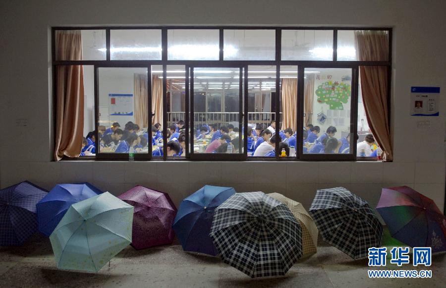 A Changsha, capitale de la province du Hunan, des lycéens de troisième année suivent un cours du soir le 23 mai 2012.