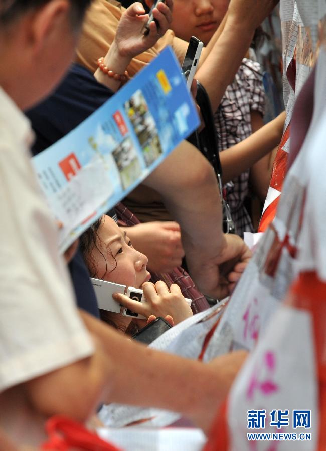 A Nanjing, capitale de la province du Jiangsu, des parents anxieux cherchent à savoir si leurs enfants ont été reçus le 22 juin 2012.