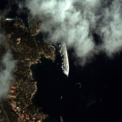 Le 4 février 2012, le navire de croisière Costa Concordia qui a fait naufrage près de l'île de Giglio en Italie.