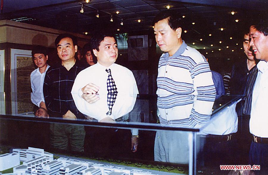 Photo d'archive prise le 24 octobre 1998 montrant Zhang Dejiang (à droite) inspectant une entreprise privée dans la province du Zhejiang (est), en Chine.