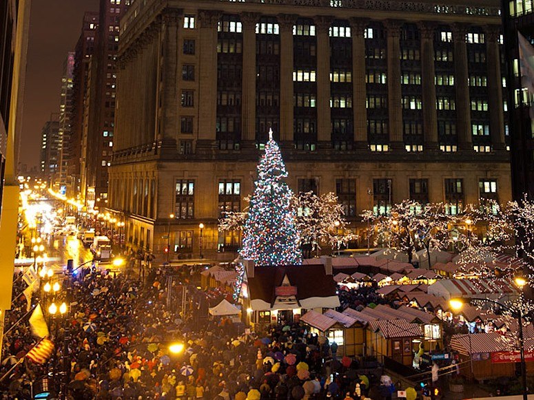 Le 99e sapin de Noël à ChicagoCette année marque la 99e édition de la célébration annuelle de Noël à Chicago. En général, Chicago choisit un sapin local pour sa célébration. La première cérémonie d'illuminations de Chicago s'est tenue en 1913. Cette année, le sapin du Colorado a été orné de 14 600 illuminations multicolores.