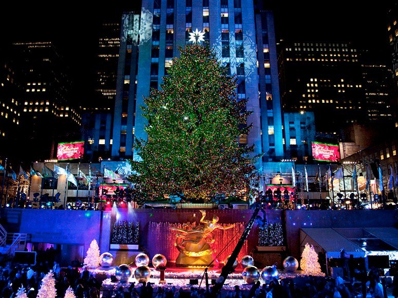 L'arbre de Noël devant la tour Rockefeller, New YorkLa première cérémonie d'illuminations de Noël devant l'immeuble Rockefeller s'est tenue en 1933. Cette année, on a accueilli un sapin de Norvège de 25 mètres de haut qui est venue du New Jersey.