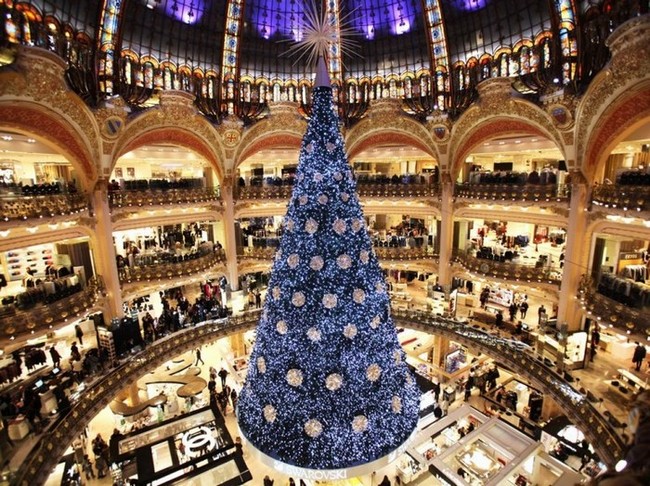 ParisMême dans la capitale de la mode Paris, un arbre de Noël si gigantesque et orné de cristaux Swarovski est impressionnant aux Galeries Lafayette.