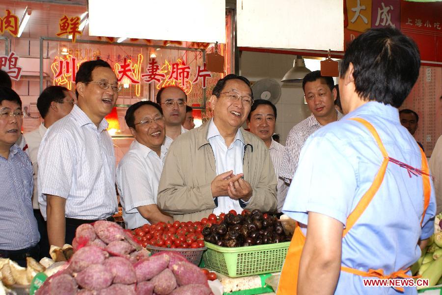 Photo d'archive prise le 17 juin 2010 montrant Yu Zhengsheng (au centre) lors de son inspection dans l'arrondissement de Xuhui de la municipalité de Shanghai (est).