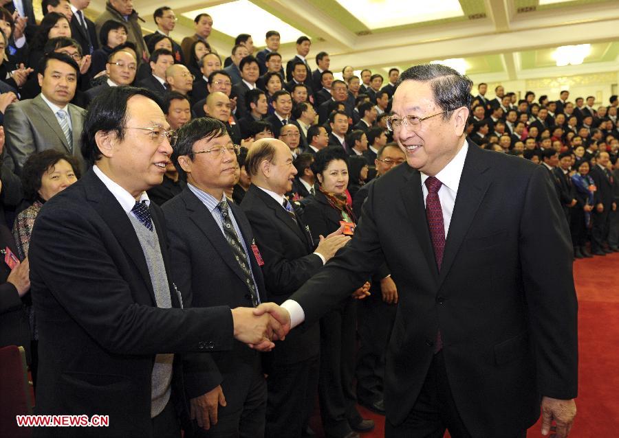 Photo d'archive prise le 6 décembre 2012 montrant Yu Zhengsheng (à droite au premier plan) rencontrant les délégués du 15e Congrès national du Parti démocratique paysan et ouvrier de Chine à Beijing.