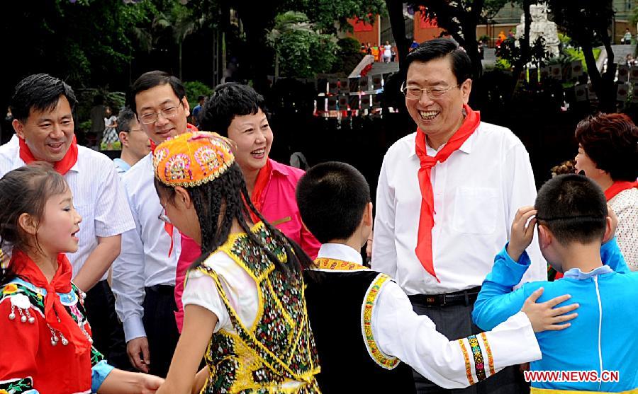 Photo d'archive prise le 30 mai 2012 montrant Zhang Dejiang (à droite) rendant visite à des enfants à l'occasion de la Fête internationale des Enfants à Chongqing, dans le sud-ouest de la Chine.