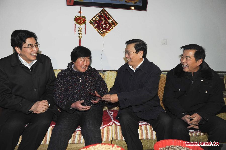 Photo d'archive prise le 18 janvier 2012 montrant Zhang Dejiang (2e à droite) rendant visite à des habitants lors de son enquête sur les systèmes d'assurance retraite des urbains et des ruraux à Beijing, en Chine.