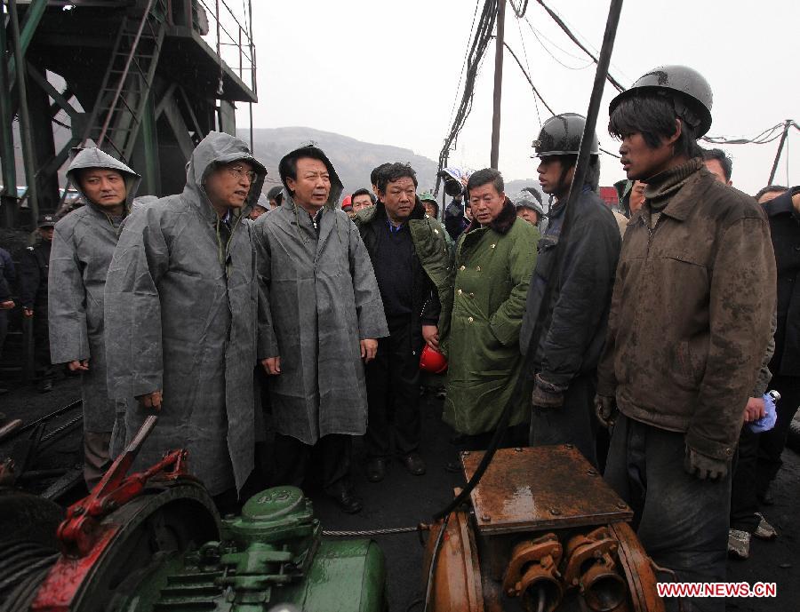 Photo d'archive prise le 29 mars 2010 montrant Zhang Dejiang (à gauche au premier plan) sur les lieux, dirigeant les opérations de secours pour la mine de charbon Wangjialing inondée.